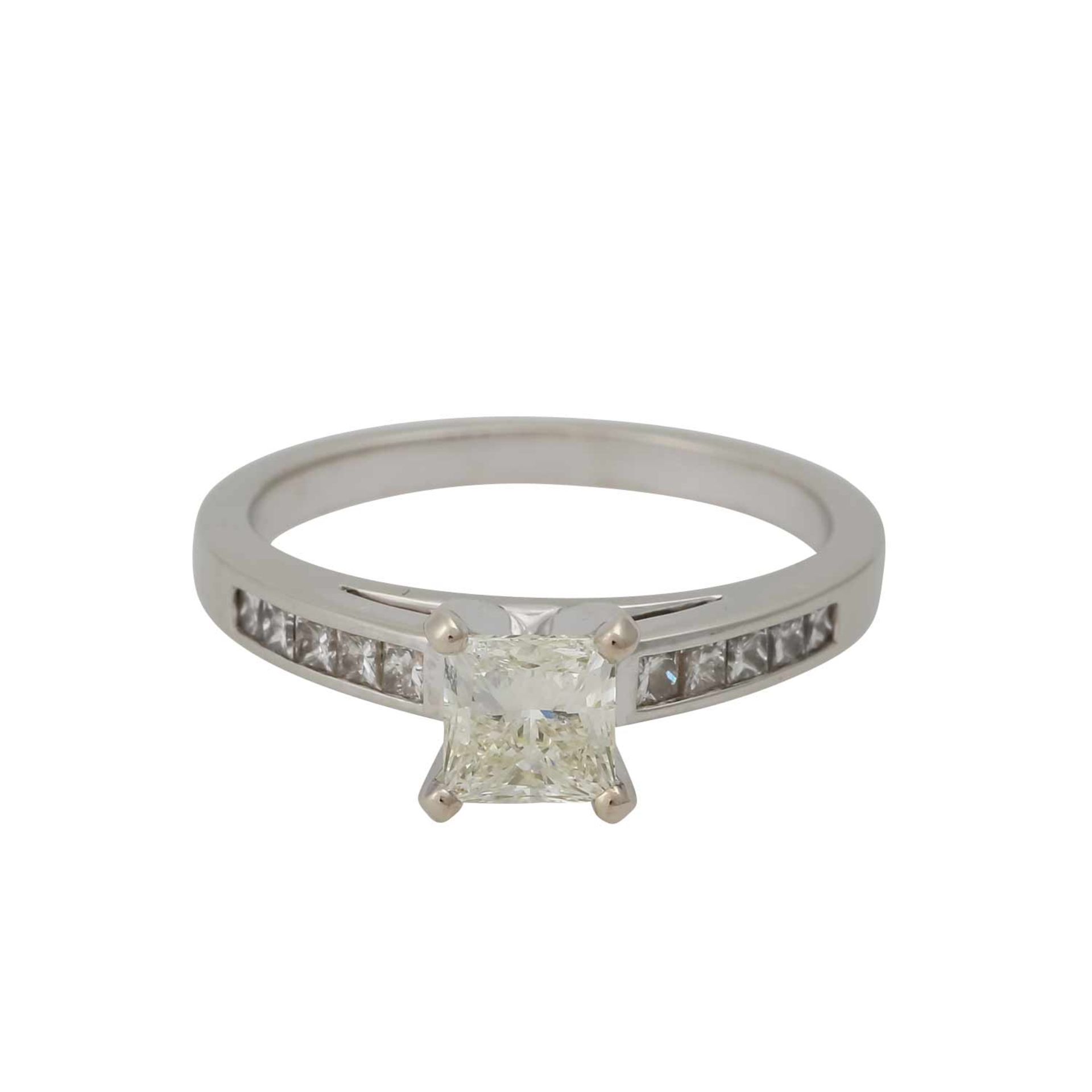 Ring mit Prinzessdiamant ca. 1 ct,ca. GET (O)/SI2, weitere kleine Prinzessdiamanten zus. ca. 0,20