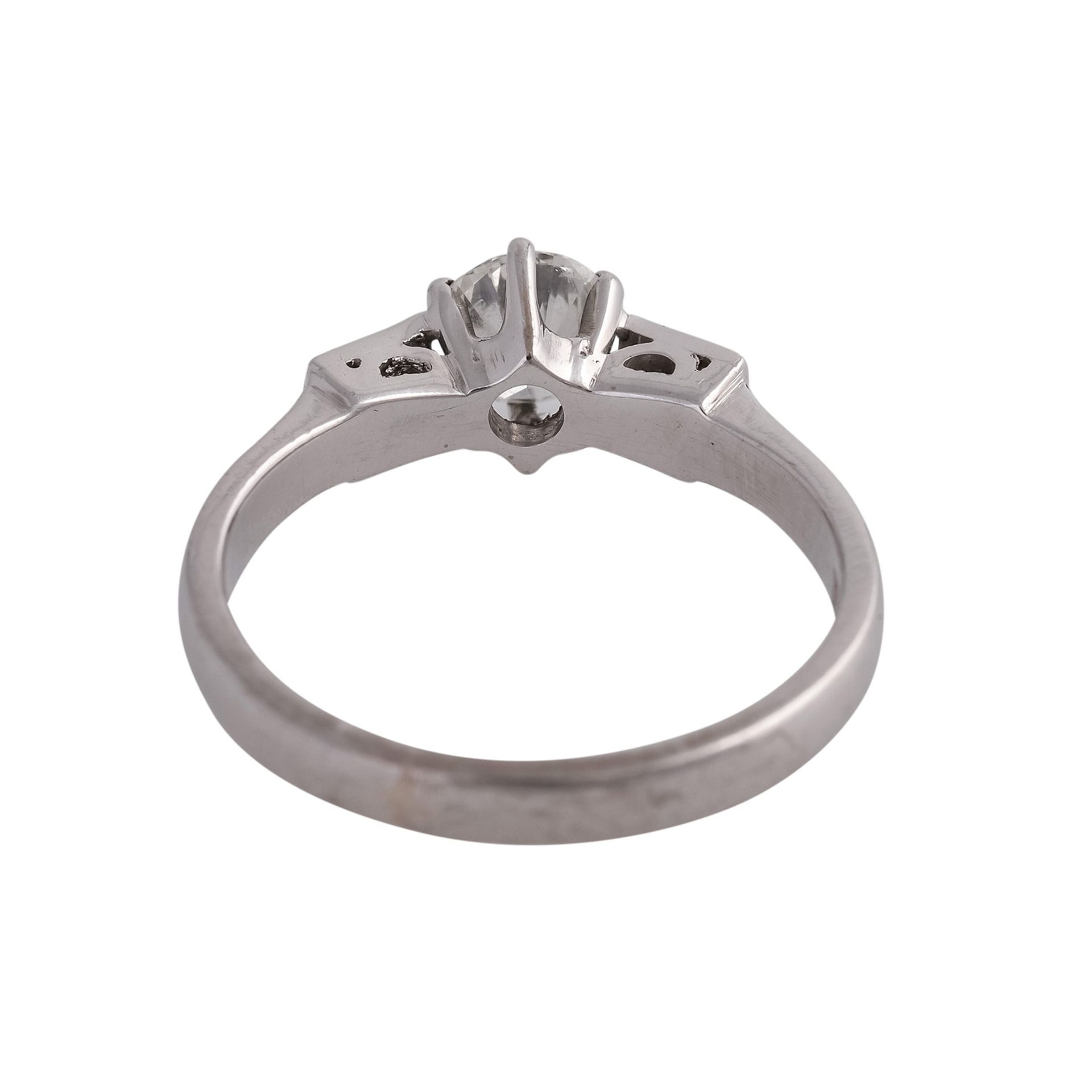 Ring mit 1 Brillant, ca. 0,6 ct, WEISS-LGW (I-J)/VSflankiert von 2 Diamanten im Trapezschliff, - Bild 4 aus 5