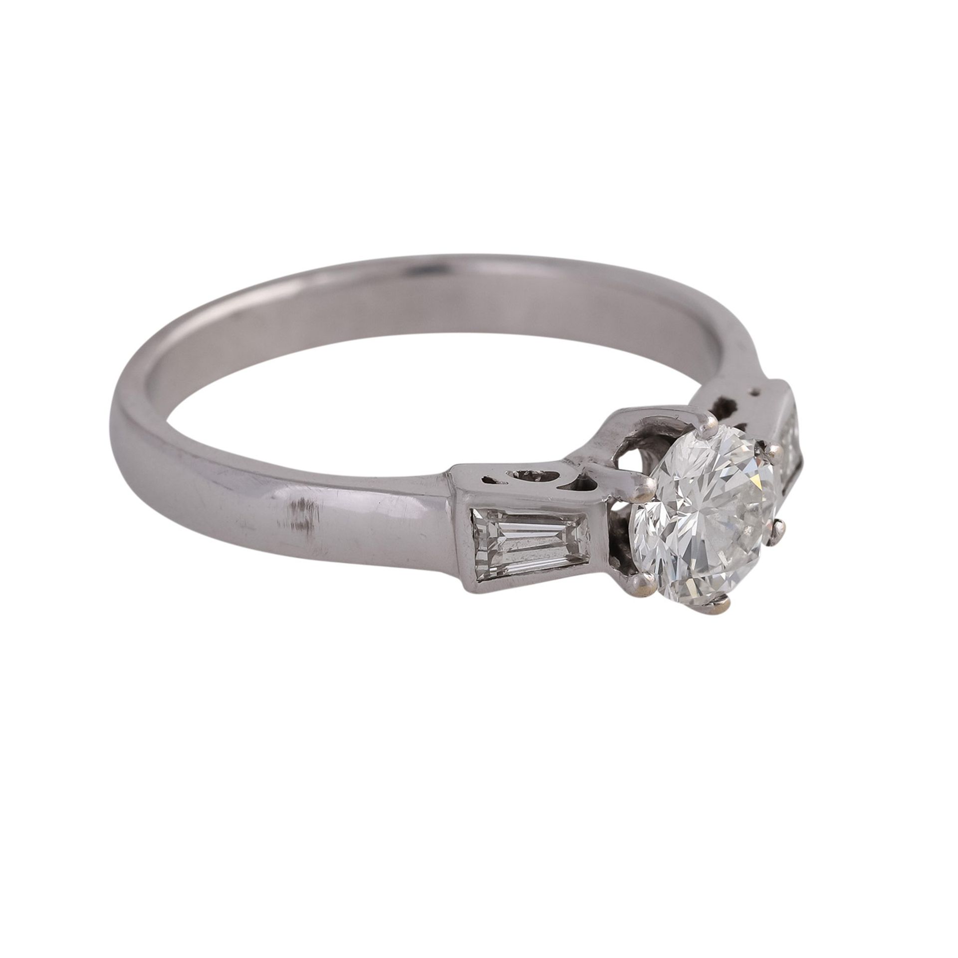 Ring mit 1 Brillant, ca. 0,6 ct, WEISS-LGW (I-J)/VSflankiert von 2 Diamanten im Trapezschliff, - Bild 2 aus 5