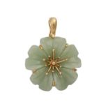 Anhänger mit Jadeitblume,gefasst in GG 14K, D: ca. 2,6 cm, 20./21. Jh., leichte Tragespuren,