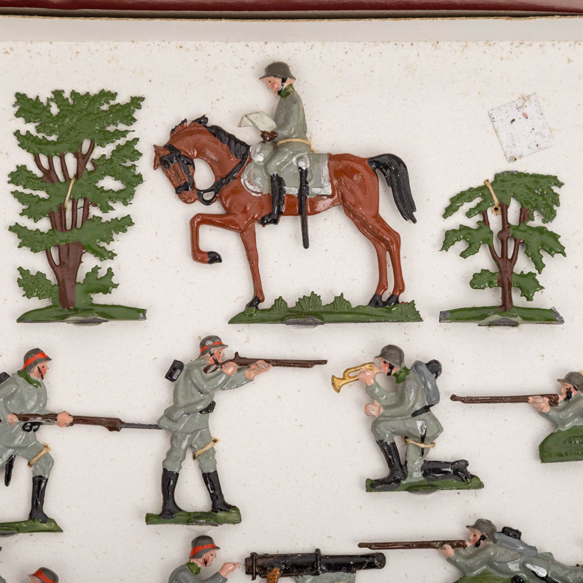 DEUTSCH Konvolut Zinnsoldaten,flache Zinnfiguren, bemalt, bestehend aus versch. Soldaten und Bäumen, - Bild 5 aus 5