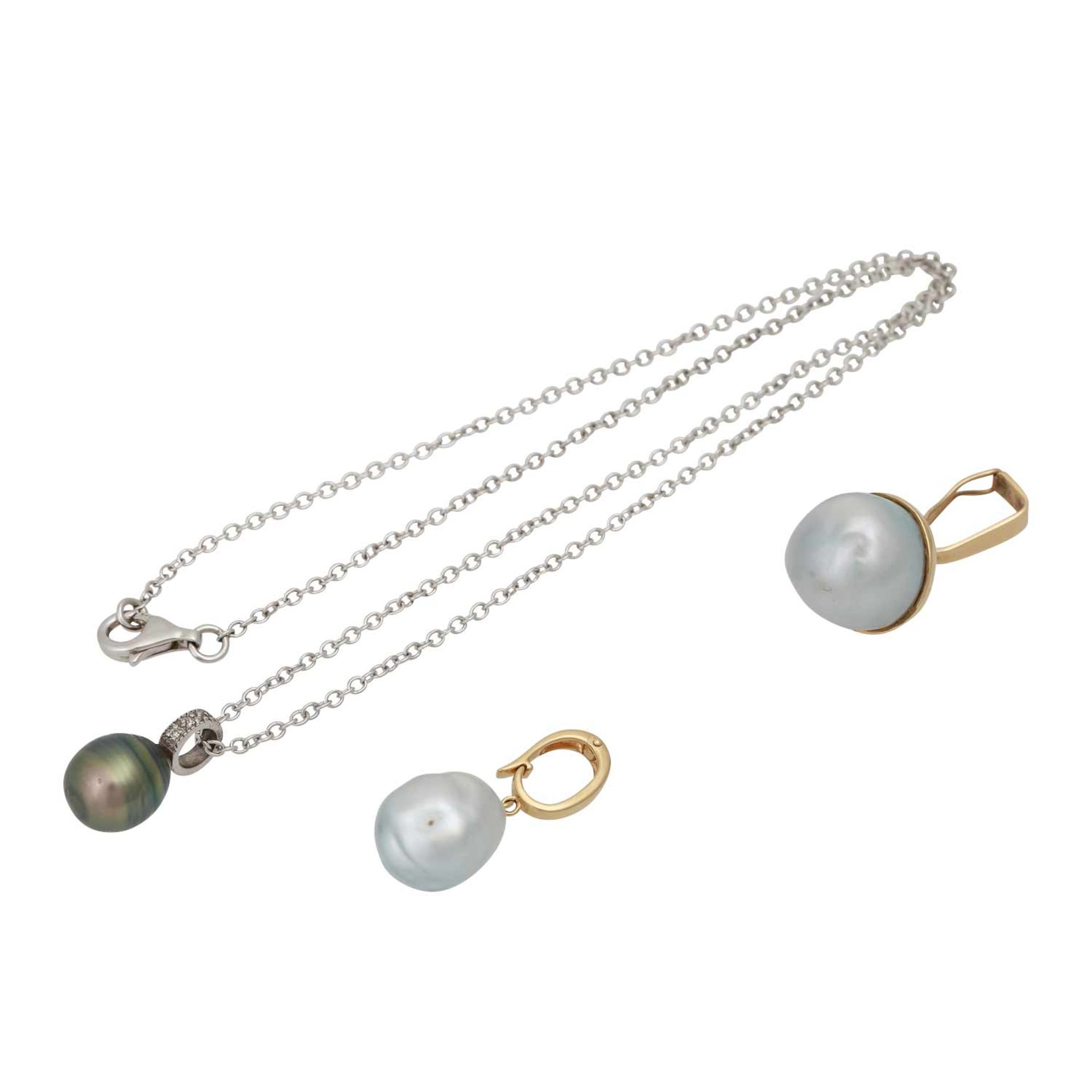 Kette mit 3 verschiedenen Perlanhängern,Zuchtperlen von ca. 9,7-13,8 mm, 1x Silber, 2x GG 14K,