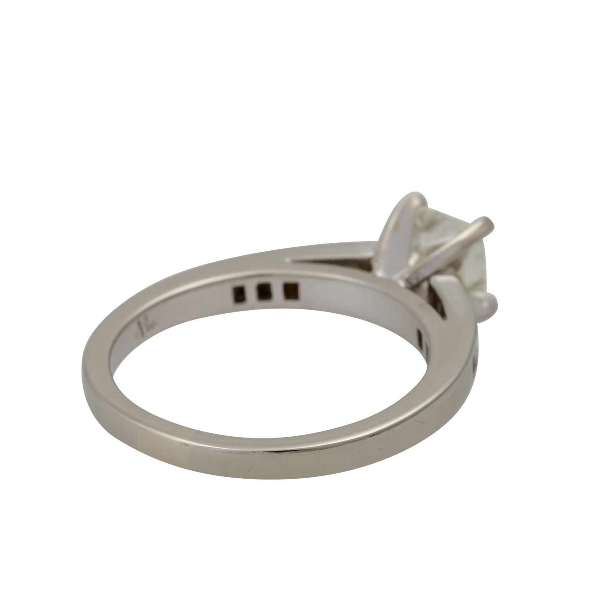 Ring mit Prinzessdiamant ca. 1 ct,ca. GET (O)/SI2, weitere kleine Prinzessdiamanten zus. ca. 0,20 - Bild 3 aus 5