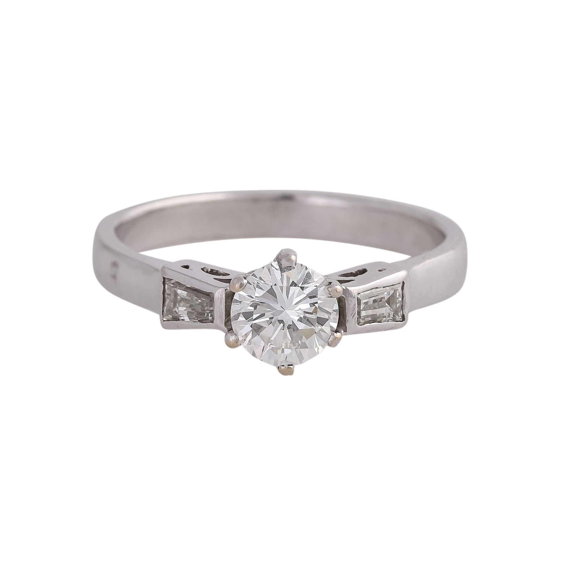 Ring mit 1 Brillant, ca. 0,6 ct, WEISS-LGW (I-J)/VSflankiert von 2 Diamanten im Trapezschliff,