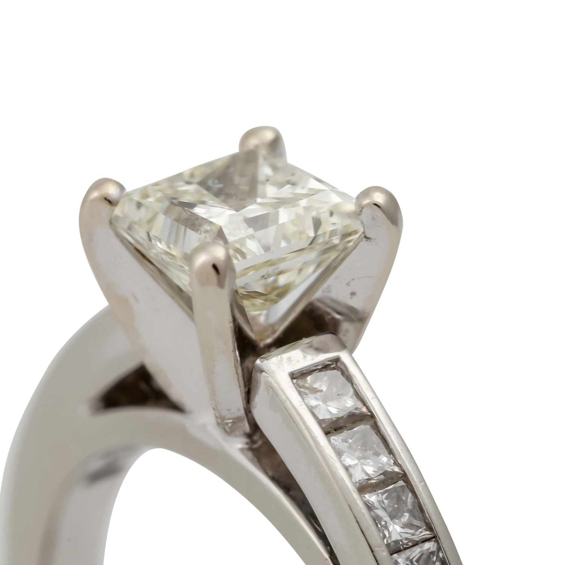 Ring mit Prinzessdiamant ca. 1 ct,ca. GET (O)/SI2, weitere kleine Prinzessdiamanten zus. ca. 0,20 - Bild 5 aus 5