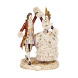 Figurengruppe 'Galantes Paar', 20. Jh. Tanzendes Paar in barocker Kleidung auf ovalem Sockel
