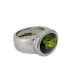 Ring mit Verdelith (grüner Turmalin) von ca. 8 ct, oval facettiert, quer gefasst in Zarge, WG 18K,