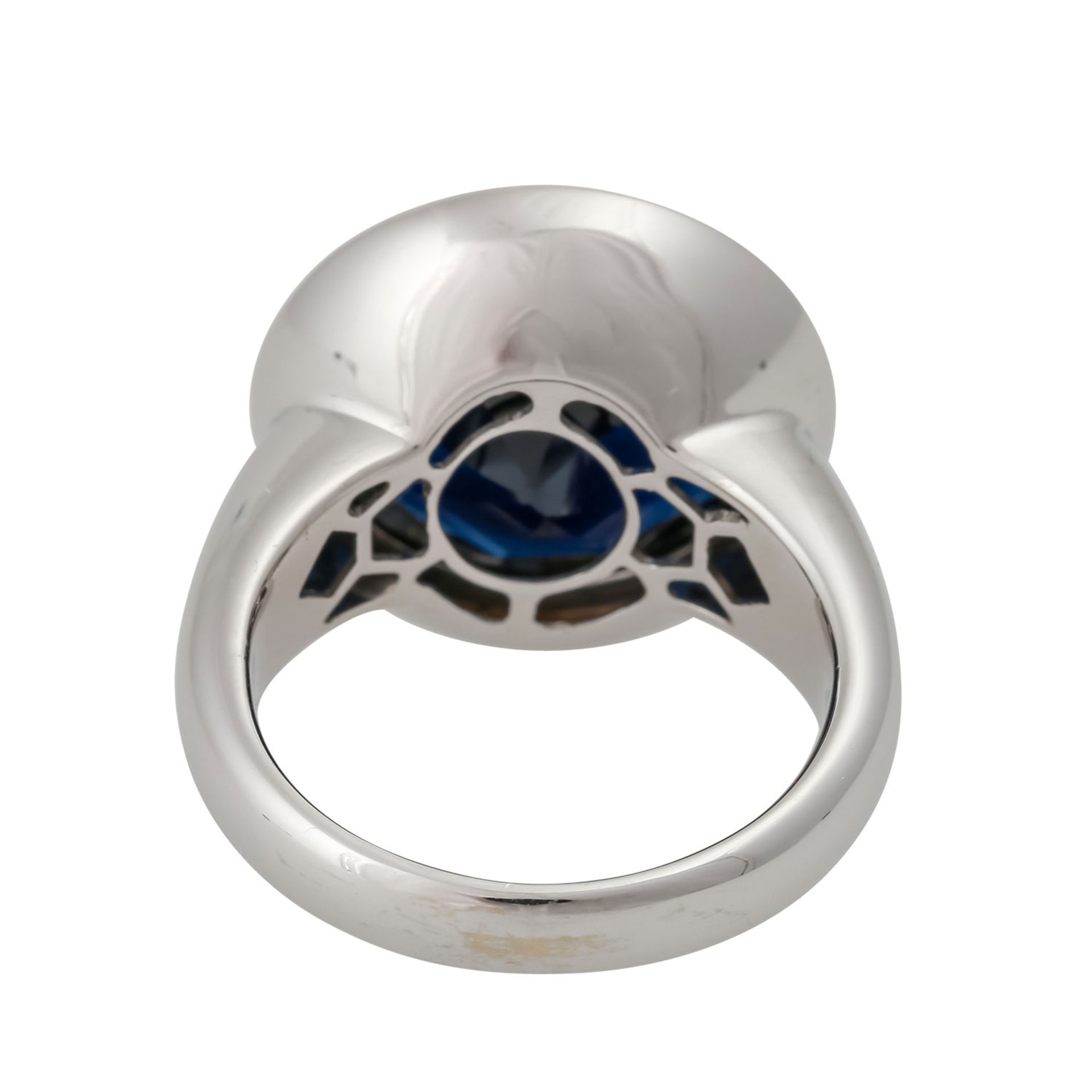 Ring mit dunkelblauem Saphir von 11,8 ct, rund facettiert, D: ca. 15 mm, WBW: 2.500 €, WG 18K, 11,7 - Bild 4 aus 5