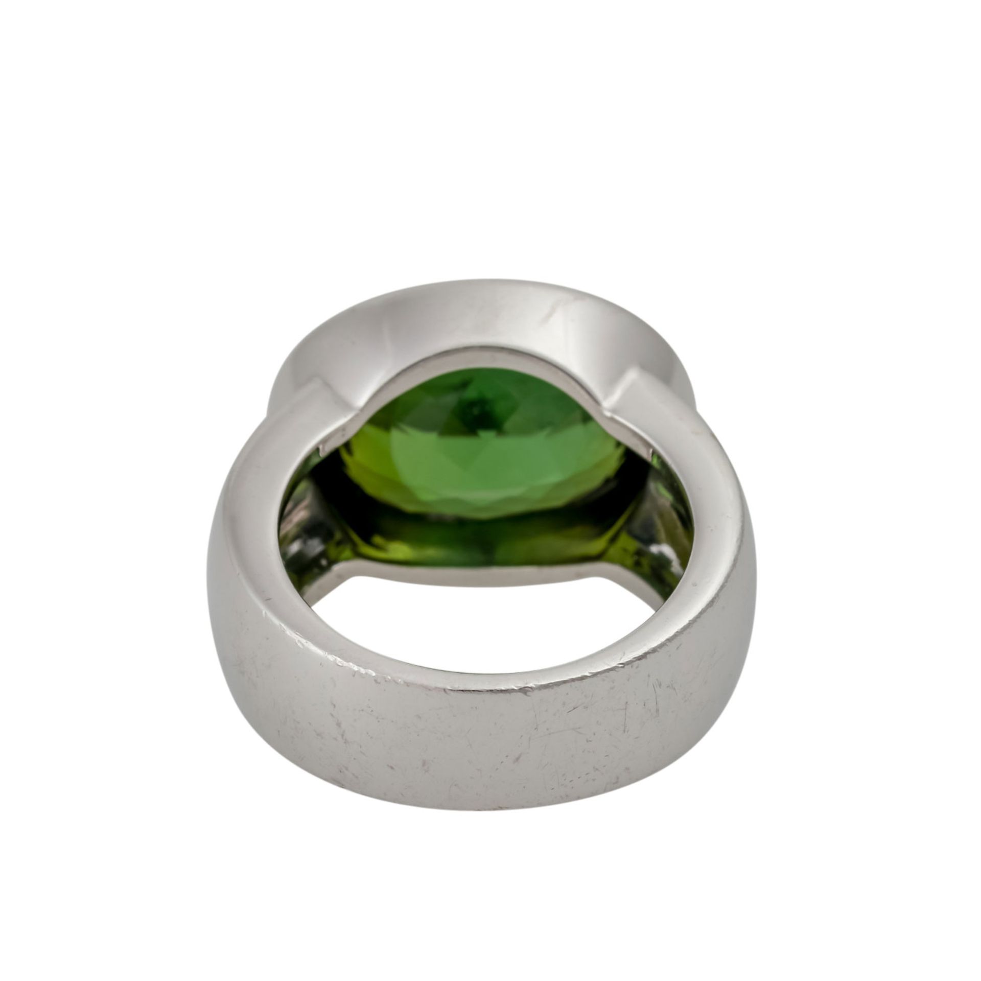 Ring mit Verdelith (grüner Turmalin) von ca. 8 ct, oval facettiert, quer gefasst in Zarge, WG 18K, - Bild 4 aus 6