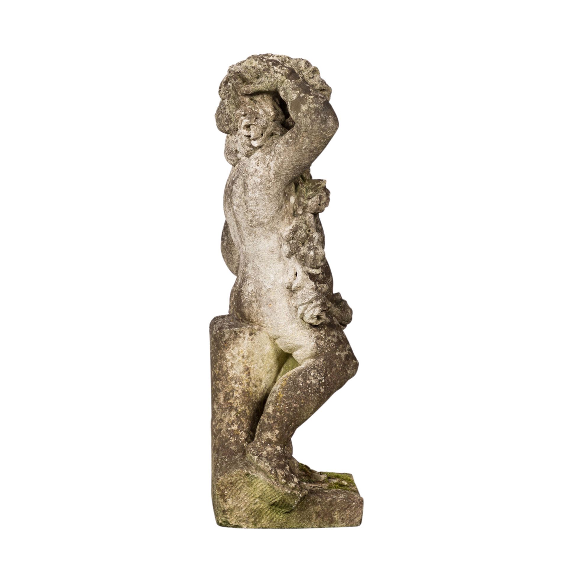 GARTENFIGUR PUTTO 19./20. Jh., Stein, Putto mit Blumengirlande, H: ca. 73 cm. Witterungsspuren. - Bild 3 aus 5