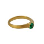 Ring mit rund facettiertem Smaragd, ca. 0,3 ct, feine Farbe und Leuchtkraft, GG 18K, 5,5 g, RW: 53,