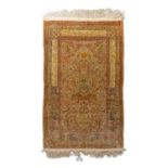 Orientteppich aus Seide. HEREKE, 20. Jh., 146x99 cm. Das beigefarbene Mihrab zeigt ein