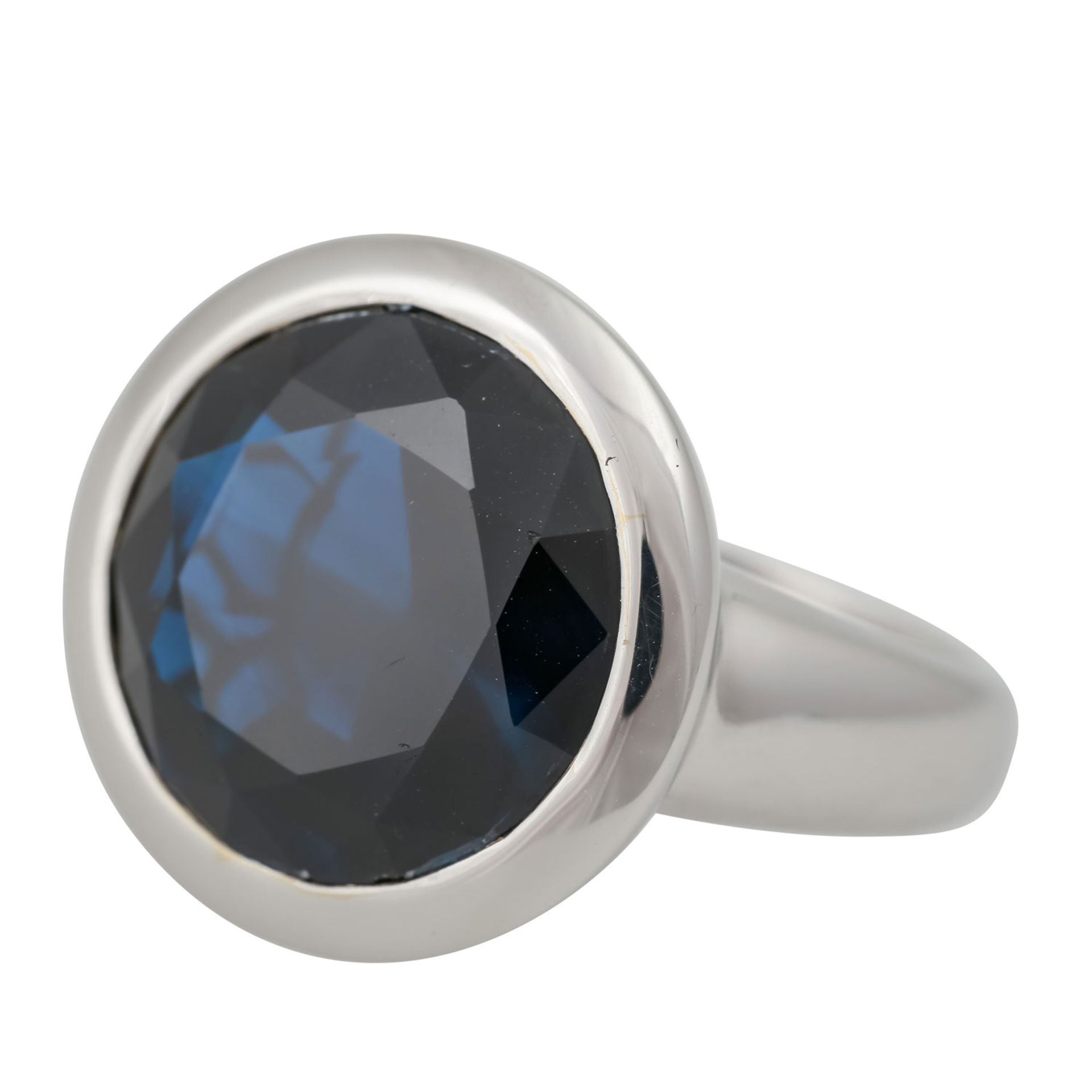Ring mit dunkelblauem Saphir von 11,8 ct, rund facettiert, D: ca. 15 mm, WBW: 2.500 €, WG 18K, 11,7 - Bild 5 aus 5