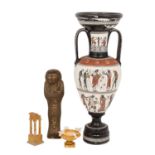 VIERTEILIGES KONVOLUT SOUVENIERS Vase im antiken, griechischen Stil, H: 72 cm., Altersspuren,