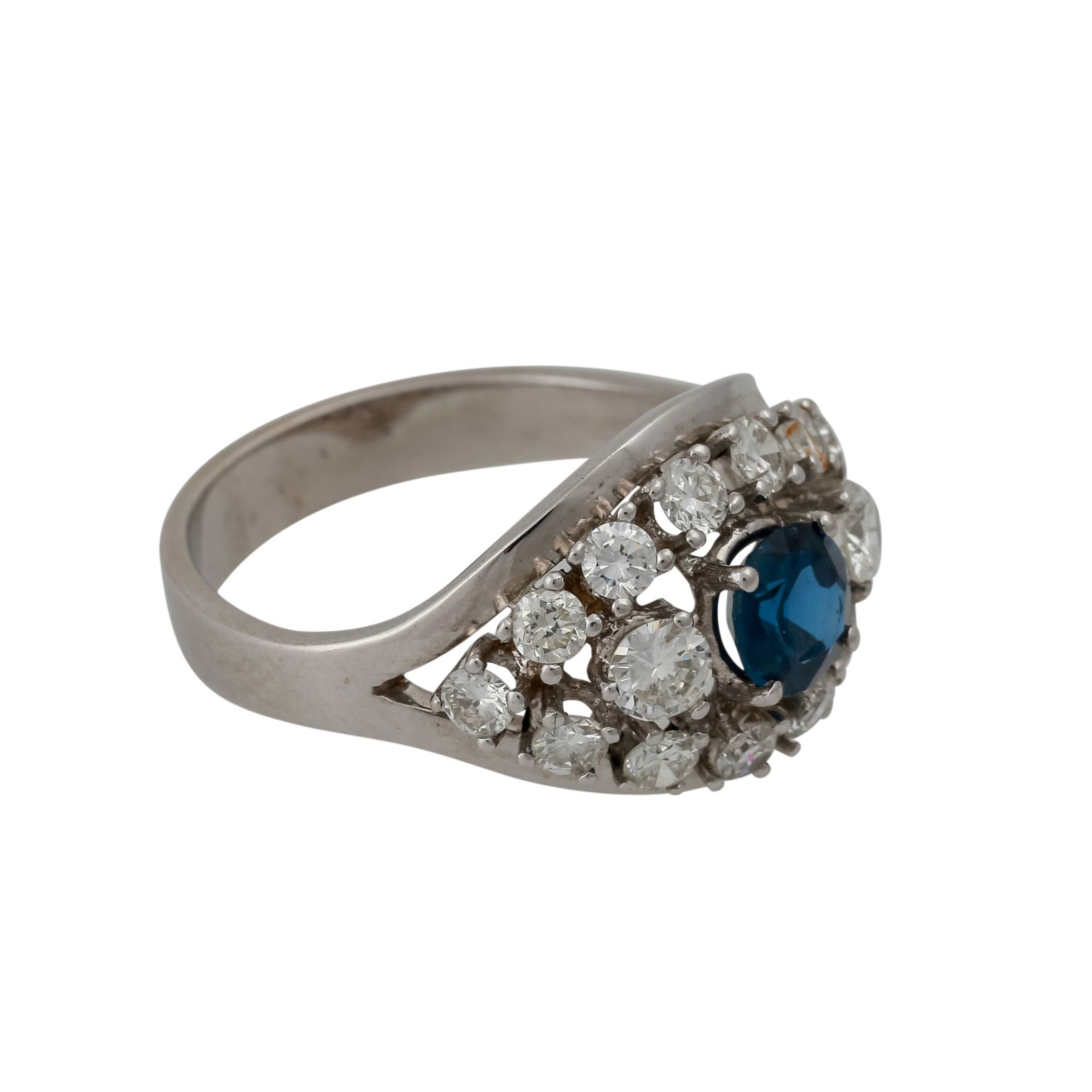 Ring mit Saphir von ca. 0,6 ct und Brillanten von zus. ca. 1 ct, ca. WEISS-GW (H-L)/VS-P1, WG 14K,