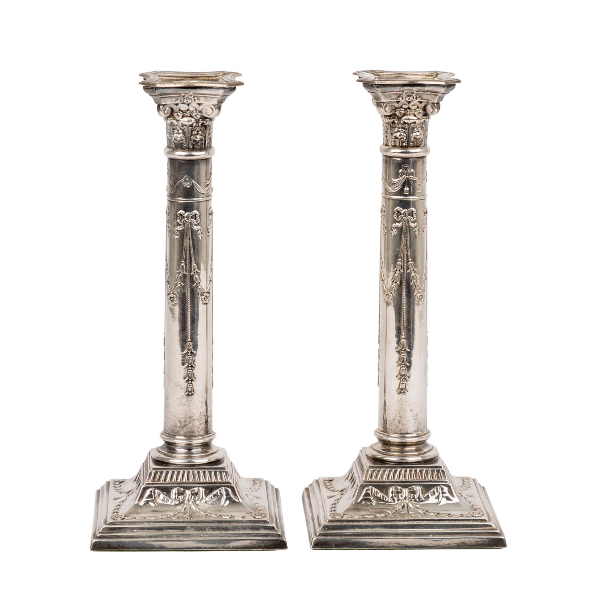 ENGLAND Paar versilberte Kerzenleuchter, 20. Jh. quadratischer Stand, Schaft in Form einer - Bild 2 aus 8