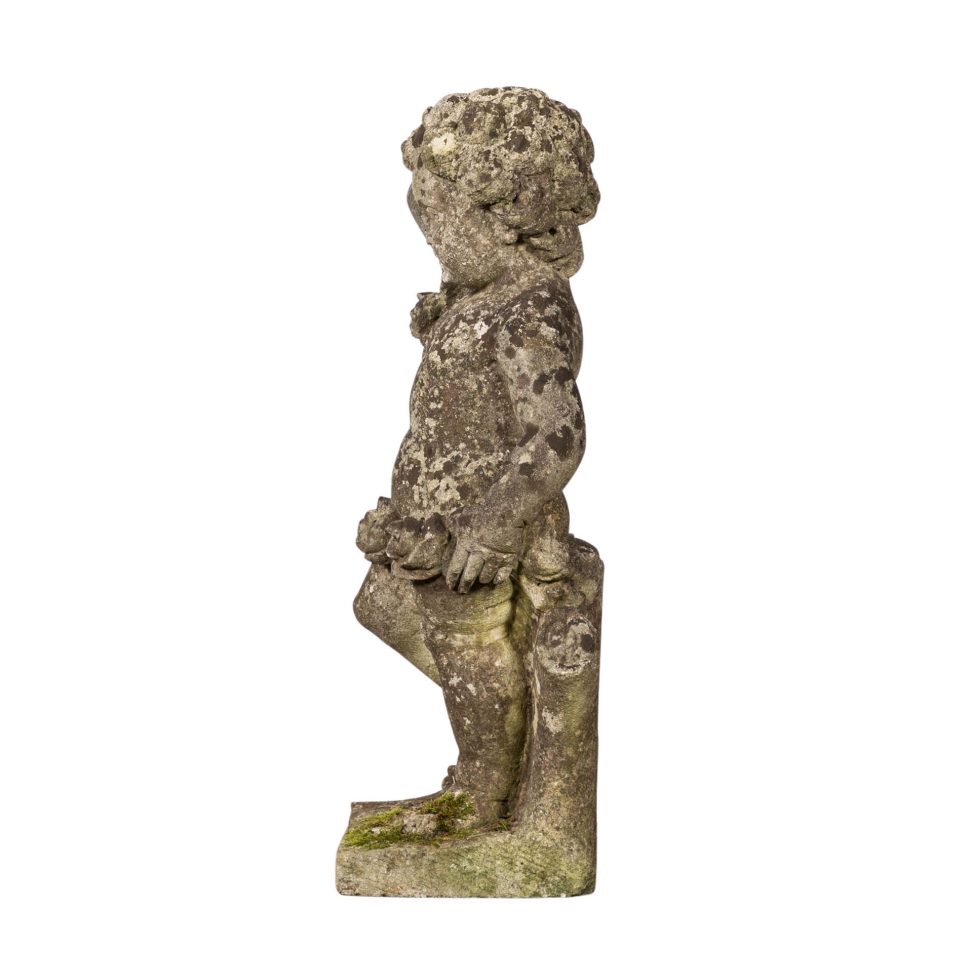 GARTENFIGUR PUTTO 19./20. Jh., Stein, Putto mit Blumengirlande, H: ca. 73 cm. Witterungsspuren. - Bild 5 aus 5