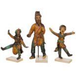 Drei Dachreiter-Figuren aus Keramik. CHINA, 19./20. Jh.. Farbig gefasst und auf Acrylsockel