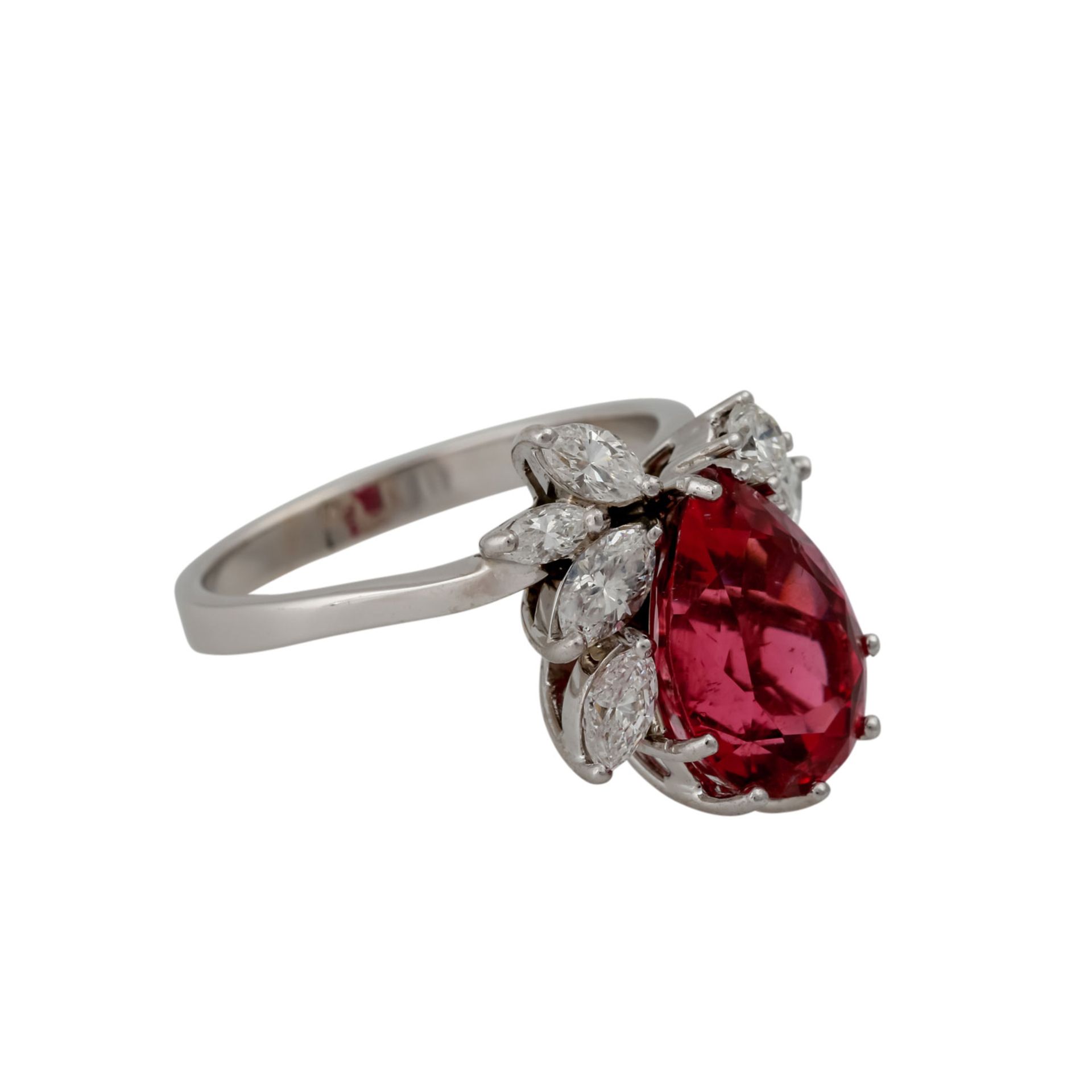 Ring mit fac. Rubellittropfen ca. 4,5 ct, 1 Brillant ca. 0,1 ct und 6 Diamanten im Navetteschliff,