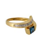Ring mit Diamanten, zus. ca. 0,5 ct, Trapez-/Baguette-/Carréschliffe in Kanalfassung, ca. WEISS (