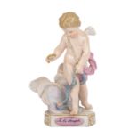 MEISSEN Devisenkind 'Je le dompte', Knaufschwertermarke vor 1924. Putto an einer Wolke stehend, in