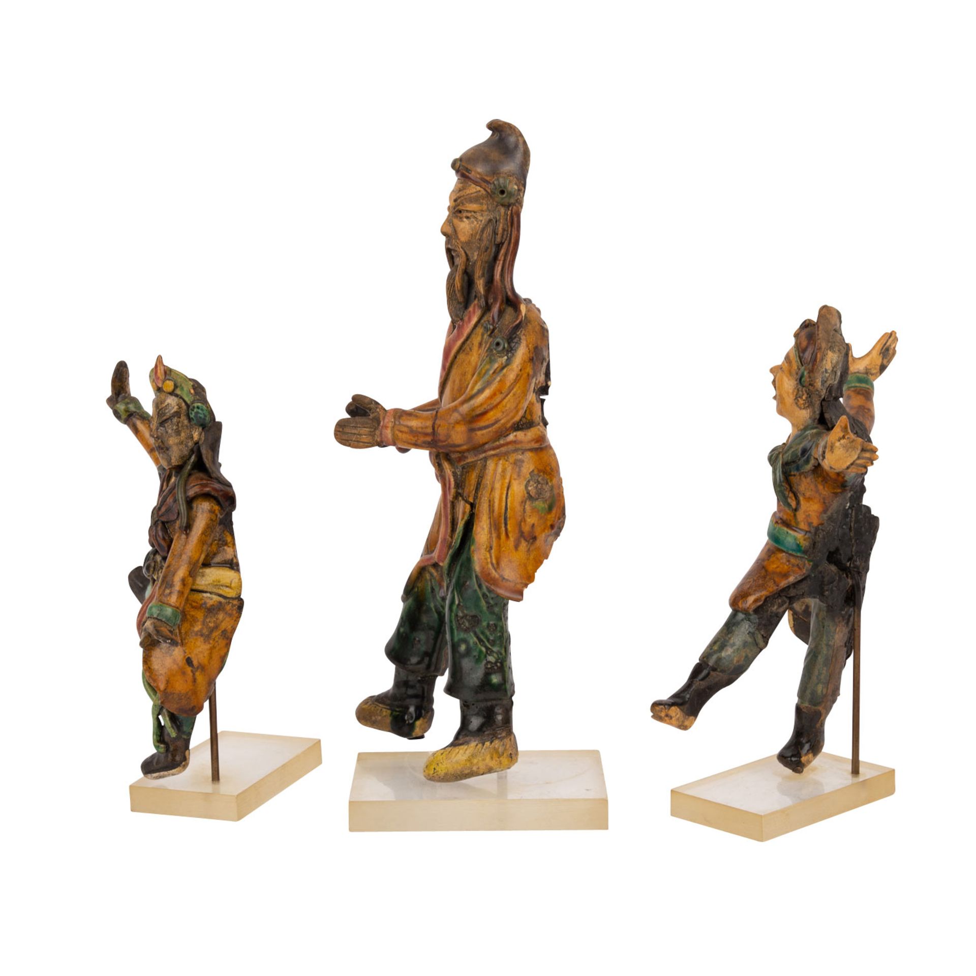 Drei Dachreiter-Figuren aus Keramik. CHINA, 19./20. Jh.. Farbig gefasst und auf Acrylsockel - Image 2 of 5