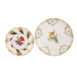 MEISSEN Konvolut Kuchenplatte und Teller, 20. Jh. Kuchenplatte mit polychromer Blumenbukettmalerei