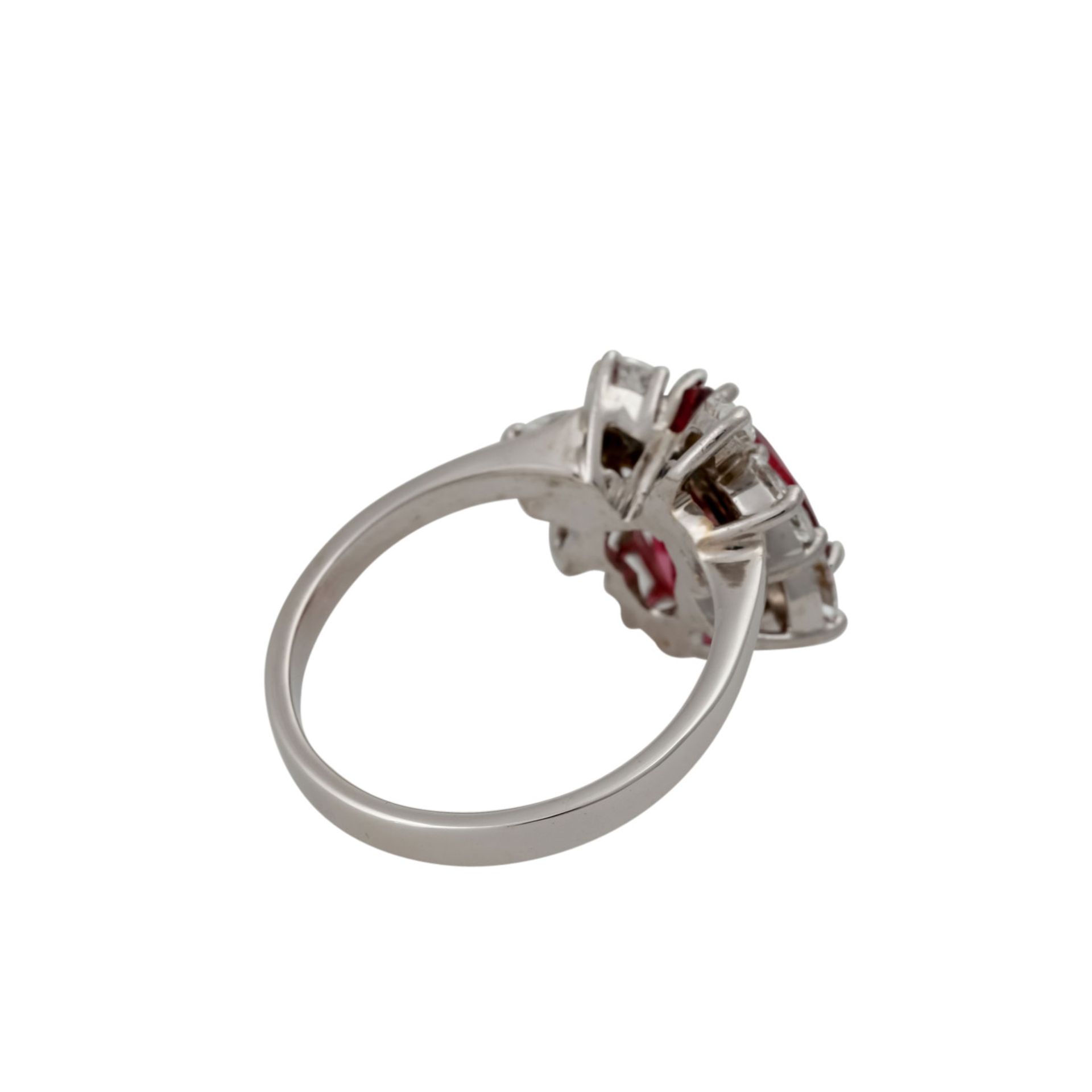 Ring mit fac. Rubellittropfen ca. 4,5 ct, 1 Brillant ca. 0,1 ct und 6 Diamanten im Navetteschliff, - Image 3 of 5