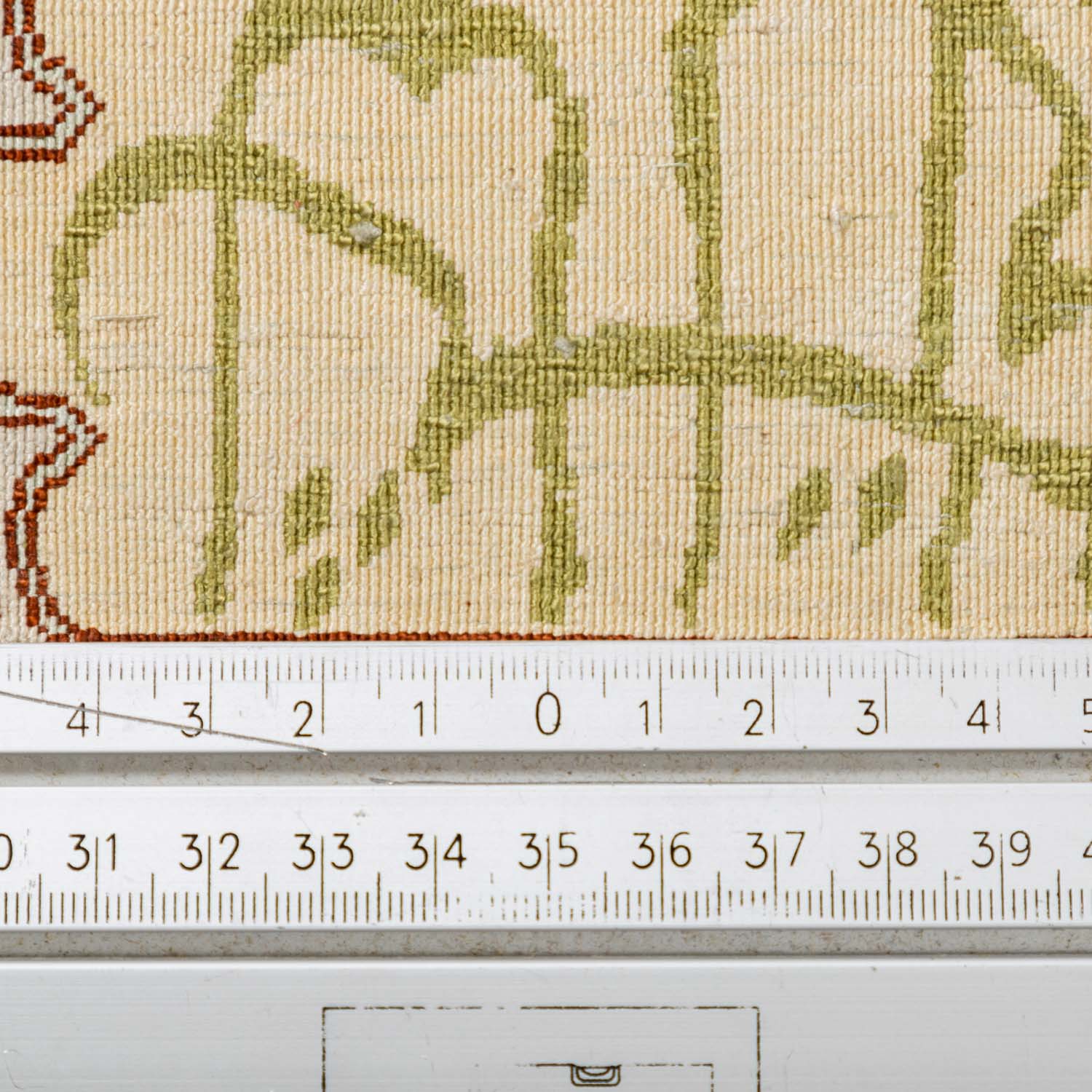 Orientteppich aus Seide. HEREKE, 20. Jh., 146x99 cm. Das beigefarbene Mihrab zeigt ein - Bild 4 aus 5