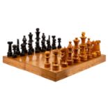 GROßES SCHACHSPIEL Rechteckkasten, darin kompletter Satz eines Schachspiels, die Figuren in Holz
