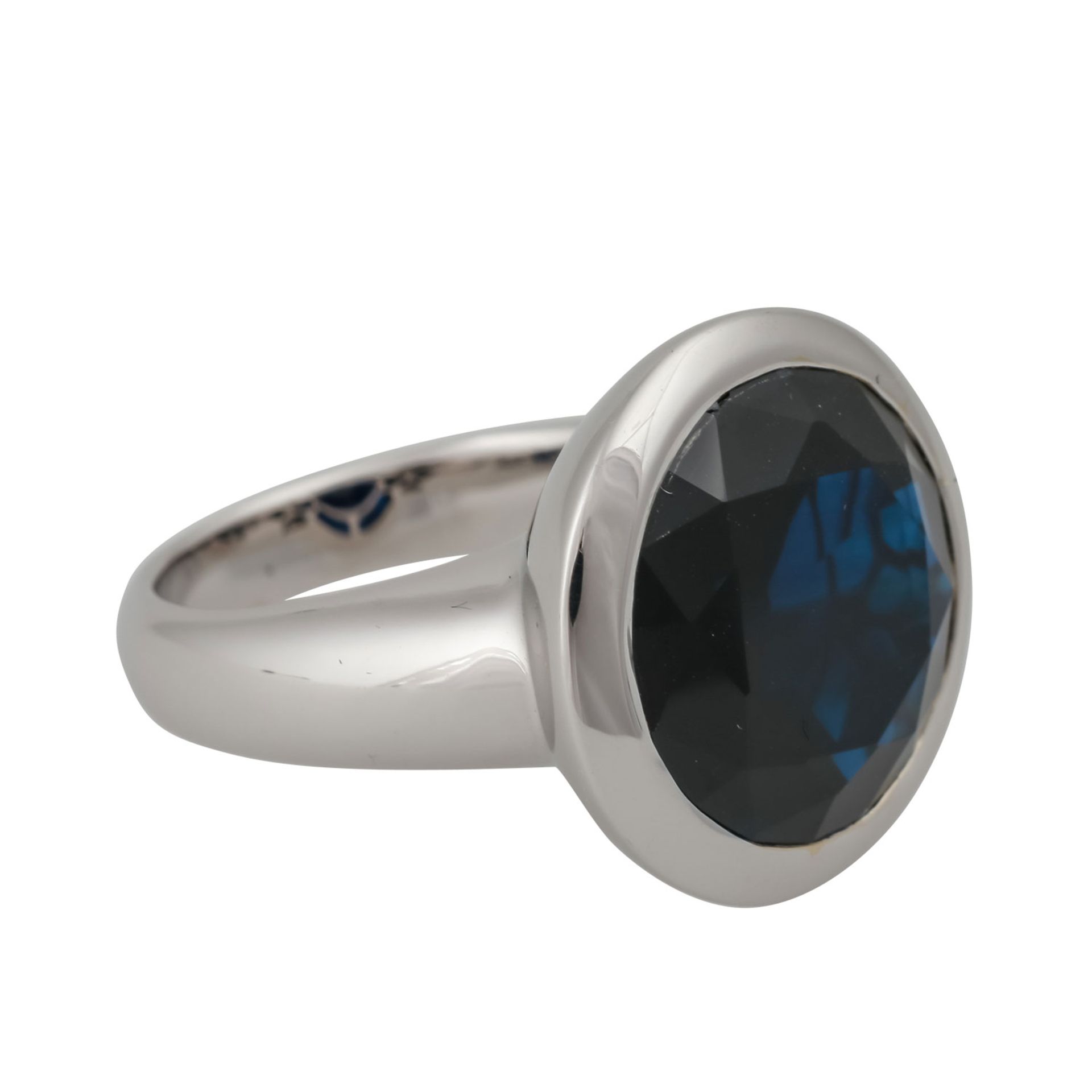 Ring mit dunkelblauem Saphir von 11,8 ct, rund facettiert, D: ca. 15 mm, WBW: 2.500 €, WG 18K, 11,7