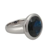 Ring mit dunkelblauem Saphir von 11,8 ct, rund facettiert, D: ca. 15 mm, WBW: 2.500 €, WG 18K, 11,7