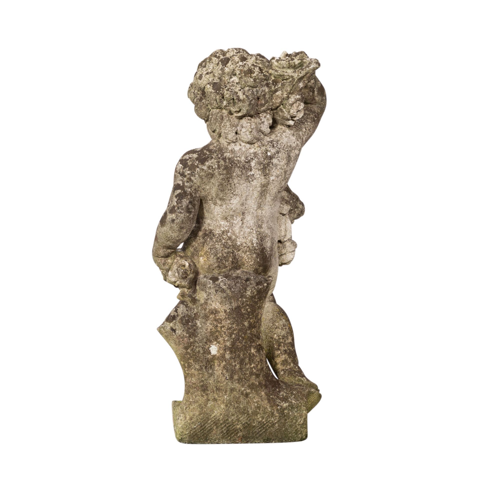 GARTENFIGUR PUTTO 19./20. Jh., Stein, Putto mit Blumengirlande, H: ca. 73 cm. Witterungsspuren. - Bild 4 aus 5