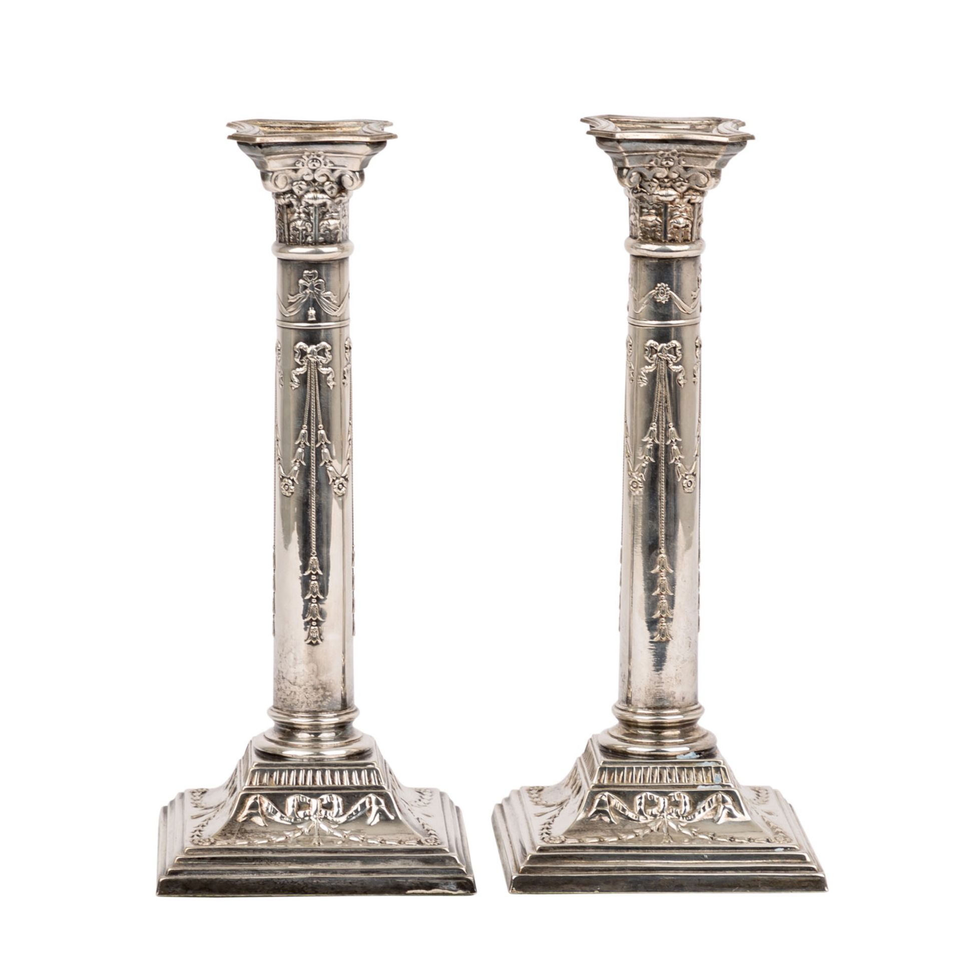 ENGLAND Paar versilberte Kerzenleuchter, 20. Jh. quadratischer Stand, Schaft in Form einer - Bild 3 aus 8