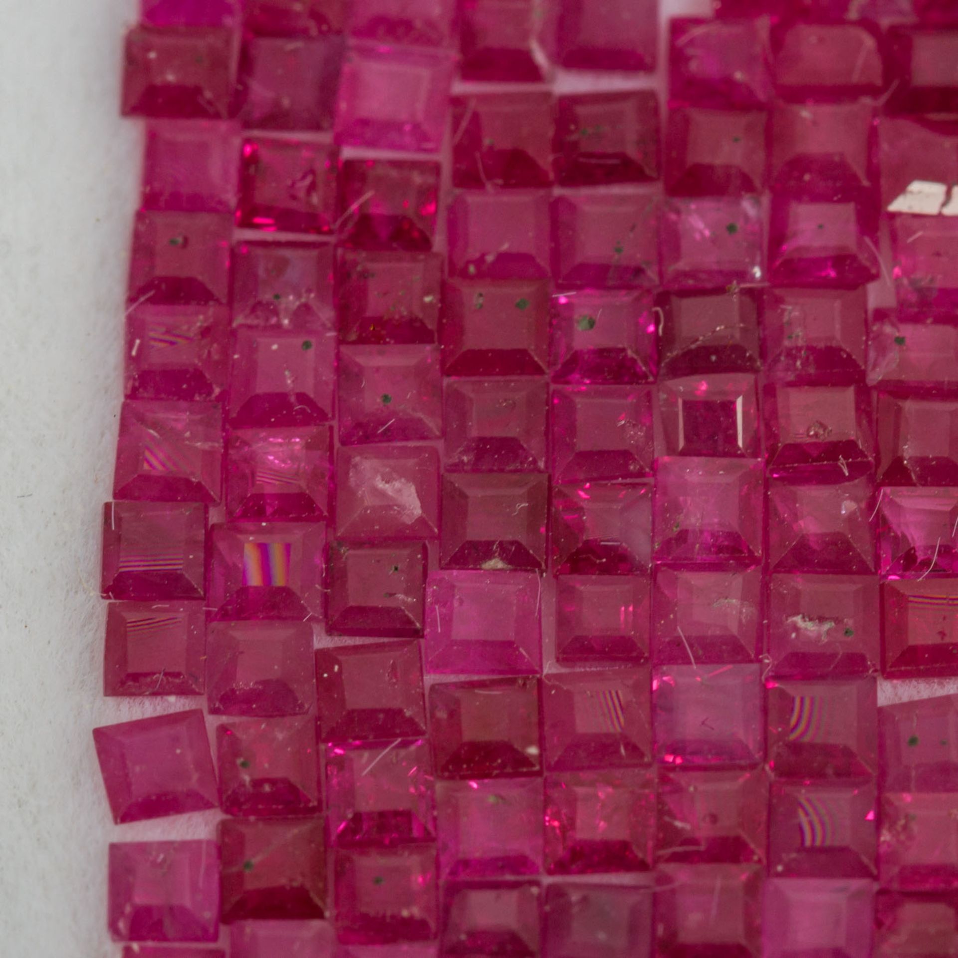 Rubine, ca. 10,4 ct., etwa 150 Steine, ca. 2mm, gute Farbe. Rubies, approx. 10.4 ct, about 150 - Bild 2 aus 2