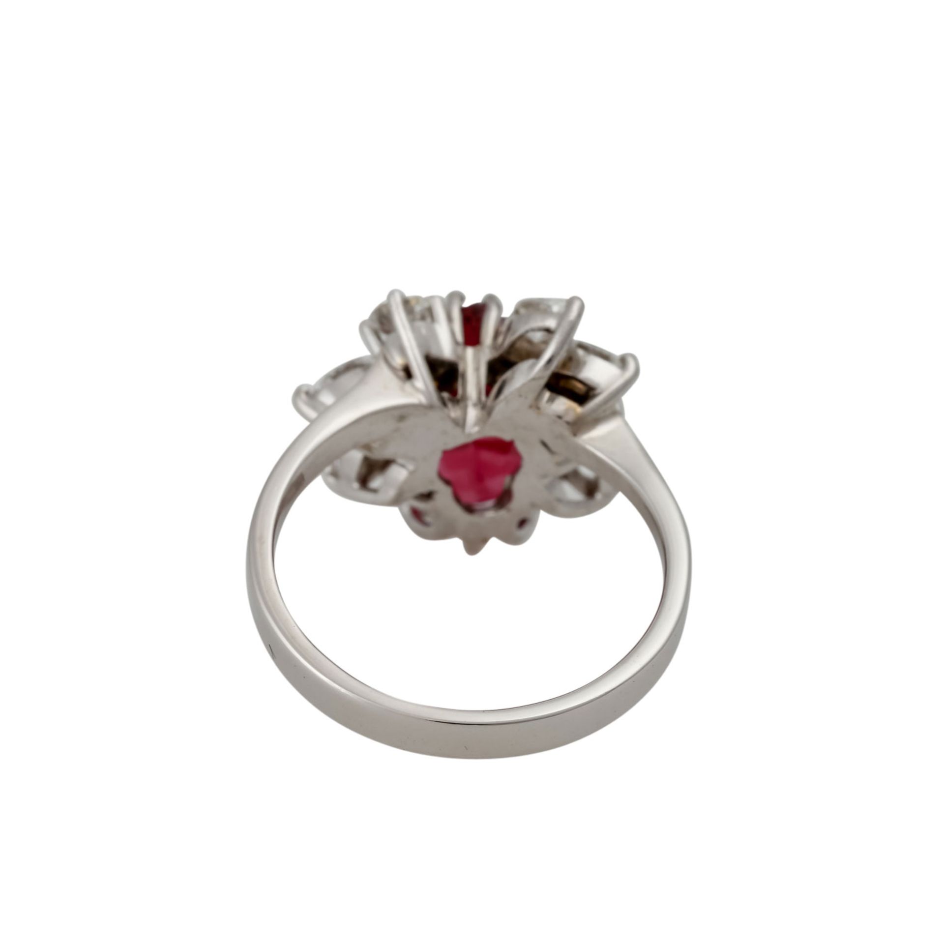 Ring mit fac. Rubellittropfen ca. 4,5 ct, 1 Brillant ca. 0,1 ct und 6 Diamanten im Navetteschliff, - Image 4 of 5