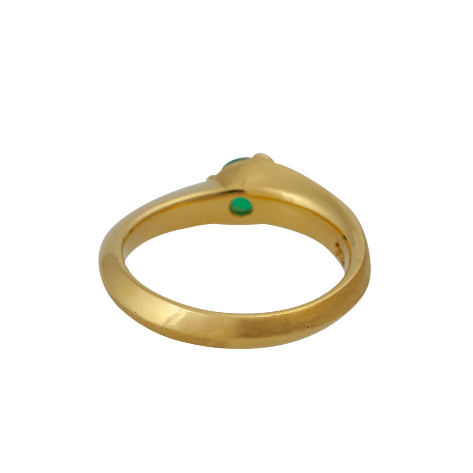 Ring mit rund facettiertem Smaragd, ca. 0,3 ct, feine Farbe und Leuchtkraft, GG 18K, 5,5 g, RW: 53, - Bild 4 aus 4