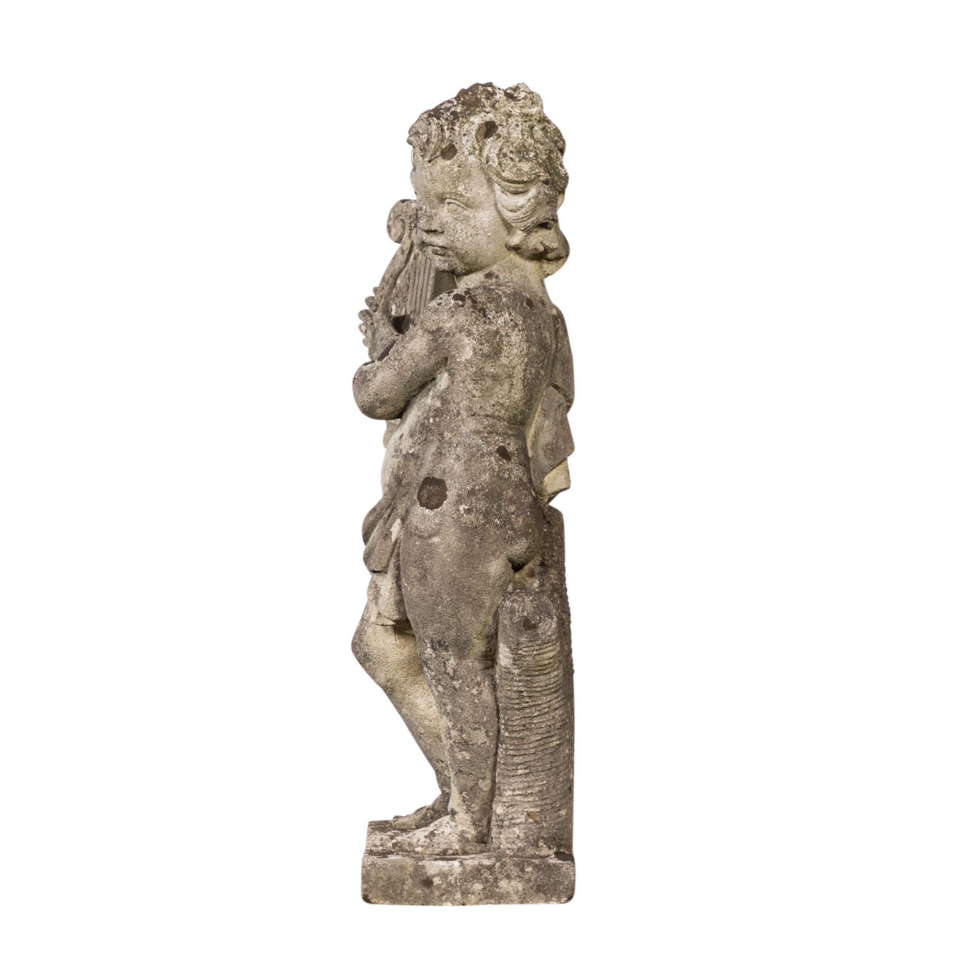 GARTENFIGUR PUTTO 19./20. Jh., Stein, Putto mit Harfe, H: ca. 85 cm. Witterungsspuren. GARDEN - Image 5 of 5