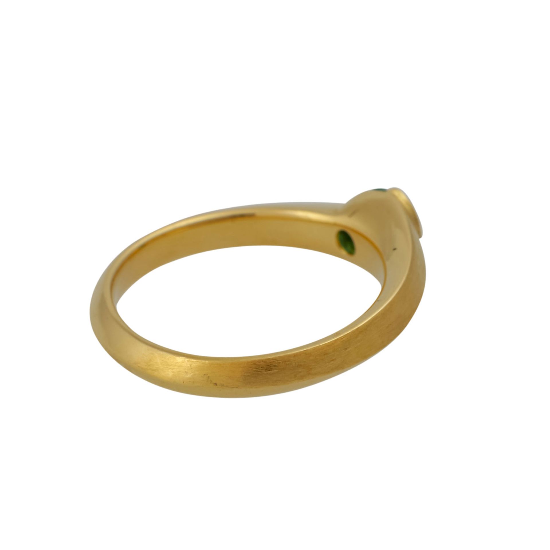 Ring mit rund facettiertem Smaragd, ca. 0,3 ct, feine Farbe und Leuchtkraft, GG 18K, 5,5 g, RW: 53, - Image 3 of 4