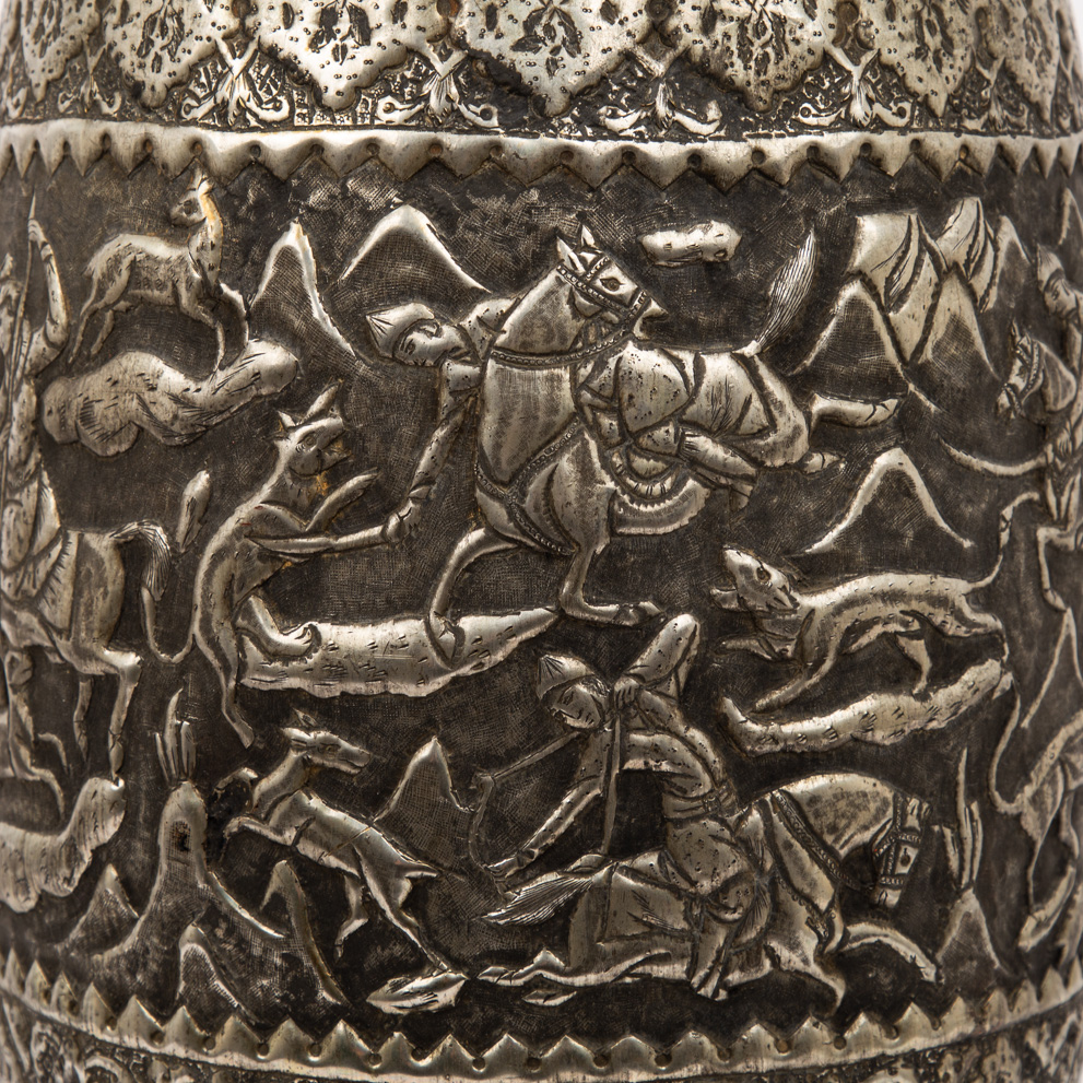 Bodenvase aus Metall. PERSIEN, 1. Hälfte 20. Jh.. Umlaufend mit ornamentalem Reliefdekor sowie mit - Bild 2 aus 4