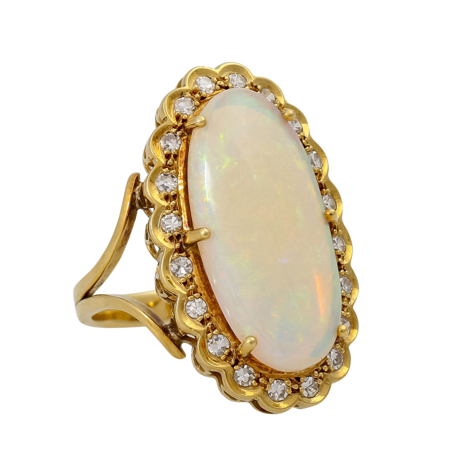Ring mit ovalem Opal entouriert von 20 Achtkantdiamanten zus. ca. 0,3 ct,