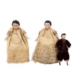 Drei kleine Puppen, um 1900,bestehend aus 2 stehenden Puppen, Kopf und Gliedmaßen aus