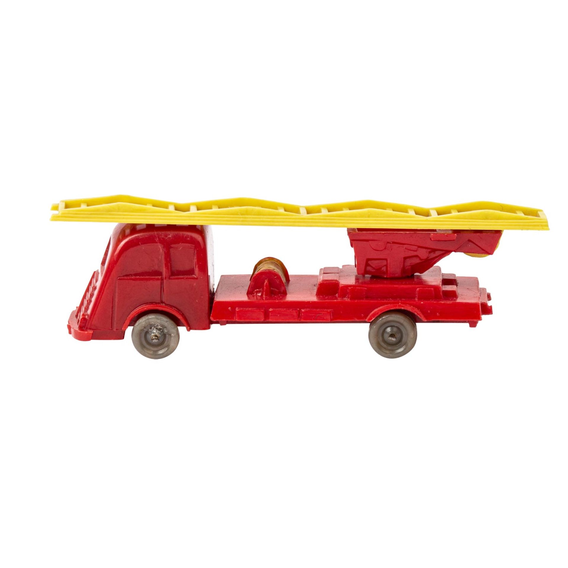WIKING Fiat Feuerwehr-Leiterwagen, 1948-1951,Drahtachser, rote Karosserie, gelbe Leite - Bild 2 aus 5