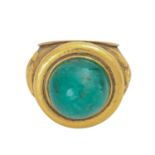 Ring mit Smargad-Cabochon ca. 24 ct,Naturfarbe, GG 14K. Meisterliche Goldschmiede-Trei