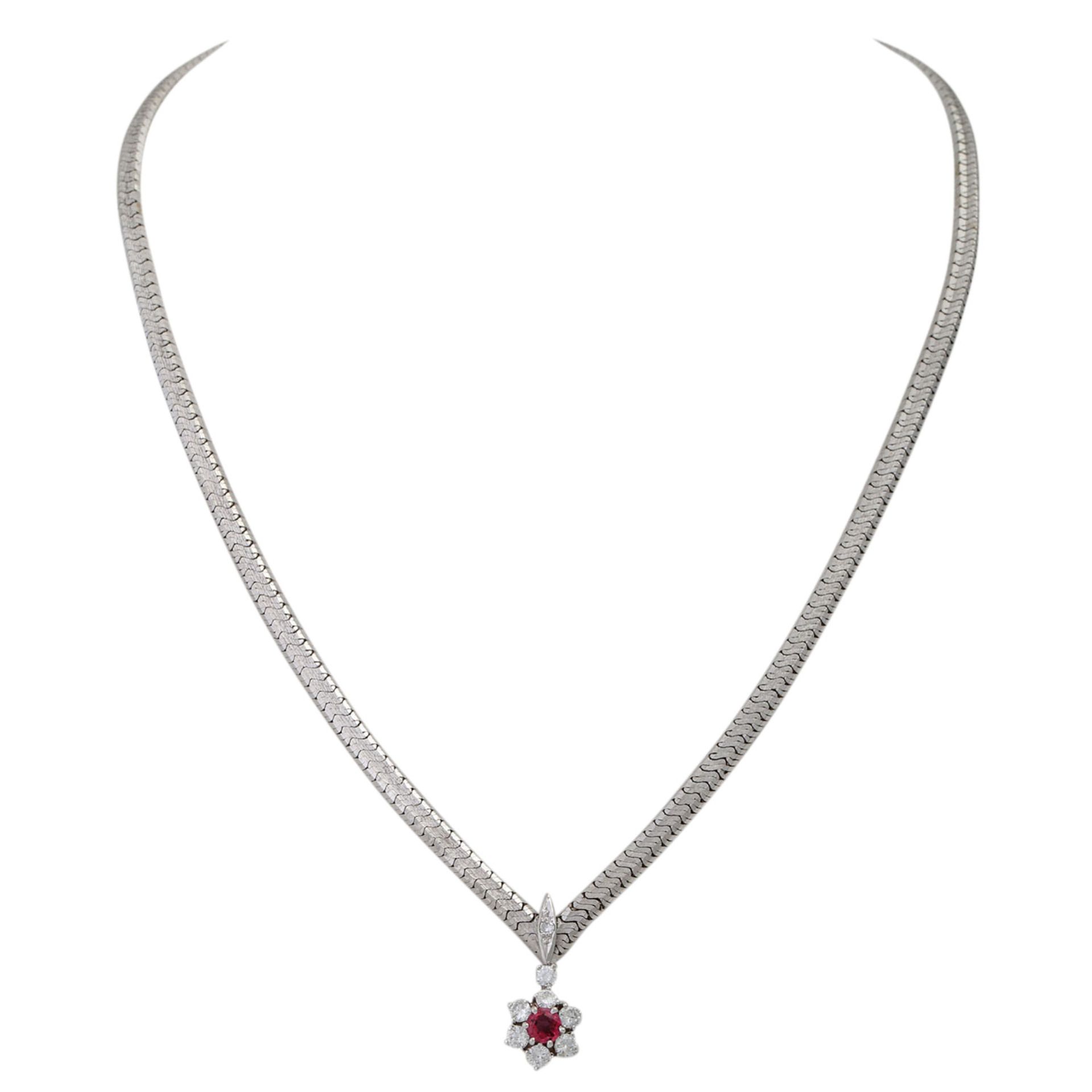 Collier mit feinem Rubin, 7 Brillantenund 1 Achtkantdiamant, zus. ca. 0,7 ct, mittlere