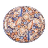 Imposante Imari-Rundplatte aus Porzellan. JAPAN, Meiji-Periode.Dekor von Waben-, Kreis