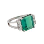 Ring mit feinem Turmalin ca. 5 ctmit blau-grünen Farbreflexen, sehr klar, Brillanten