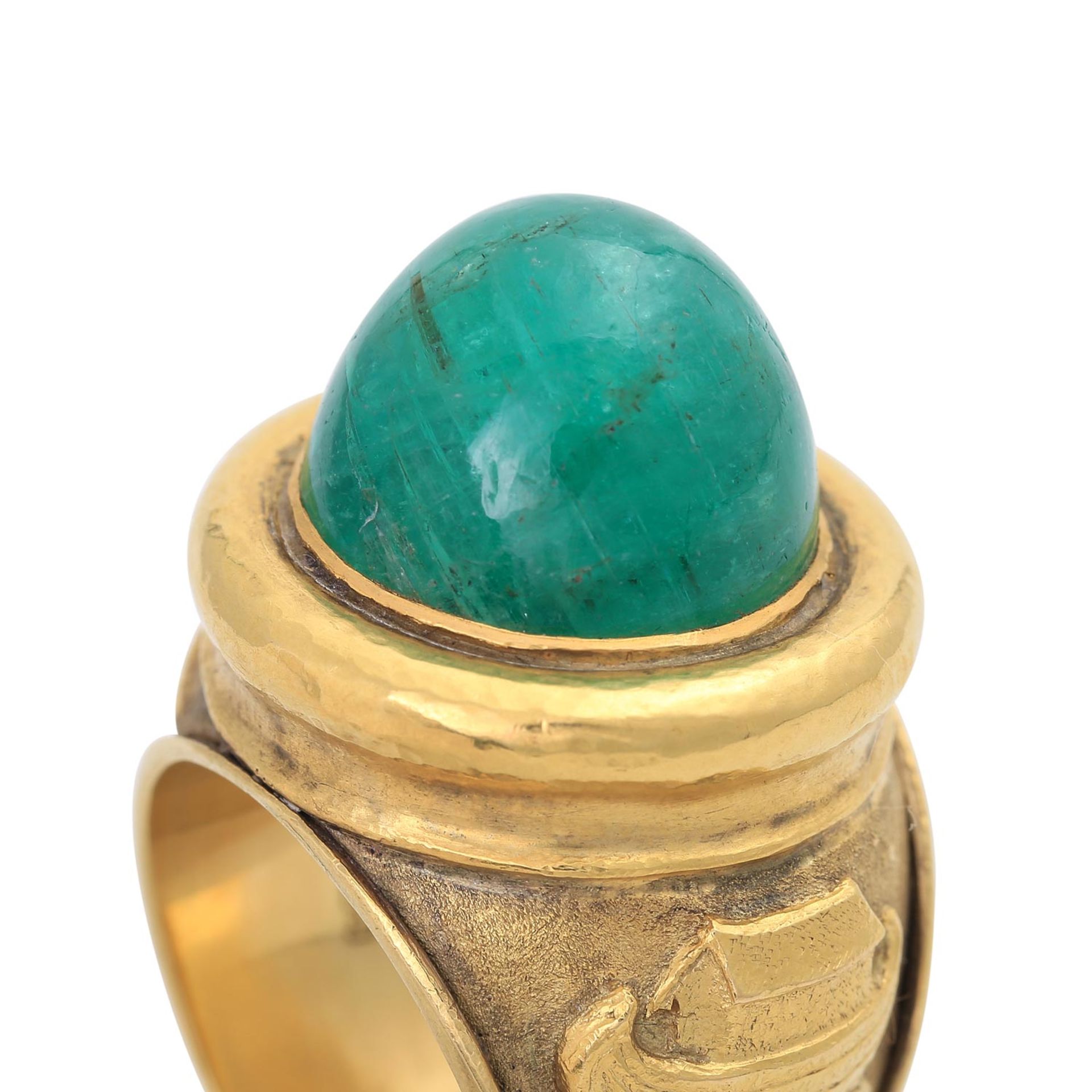 Ring mit Smargad-Cabochon ca. 24 ct,Naturfarbe, GG 14K. Meisterliche Goldschmiede-Trei - Bild 5 aus 5