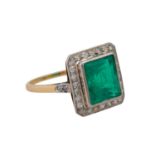 Art Déco Ring mit Smaragd und Diamantenvon zus. ca. 0,3 ct, Smaragd ca. 4 ct, gute Fa
