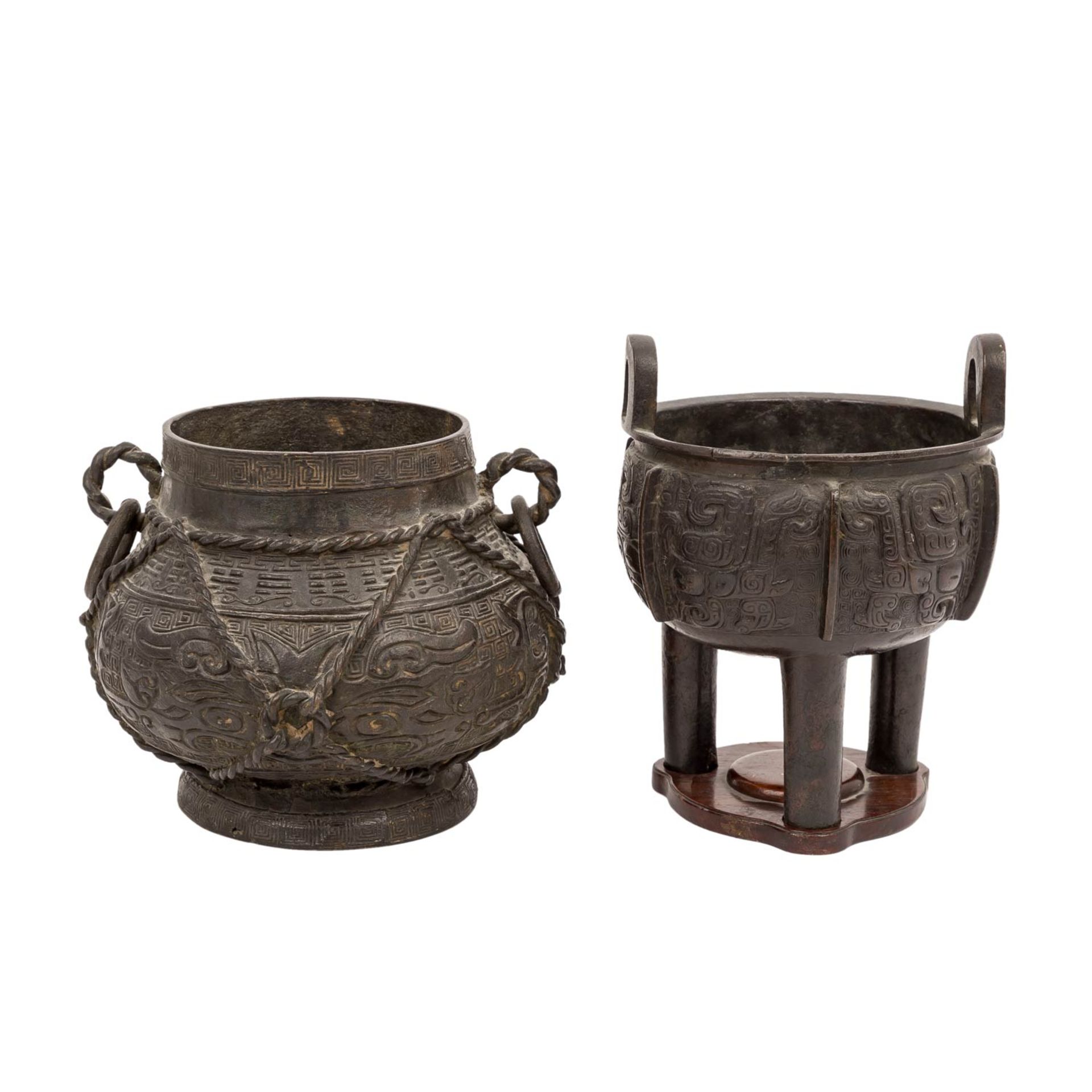Zwei Kultbronzen im archaischen Stil. CHINAGefäß 1: mit rundem Gefäßbauch, der uml
